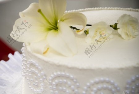 花朵装饰奶油蛋糕图片