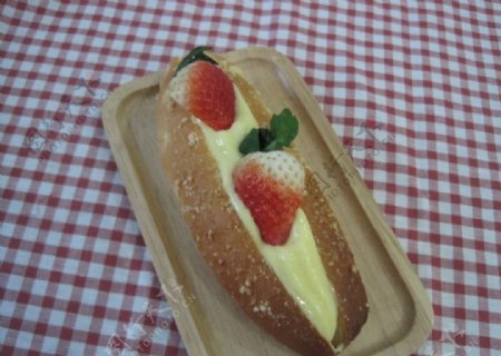 草莓卡士达面包图片