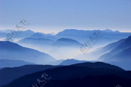 中国风蓝色山峰图片