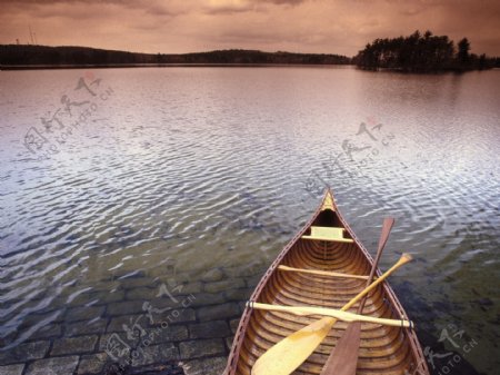 湖边划船图片