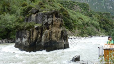 西藏尼洋河中流砥柱图片