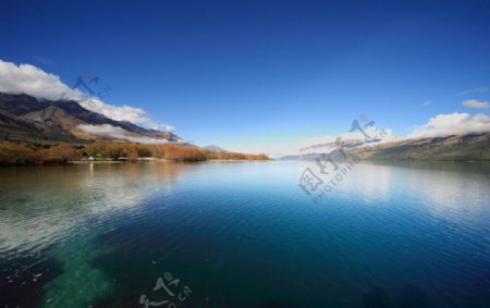 雪山湖水蓝天图片