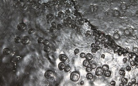 溪水水泡图片