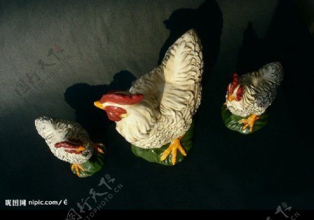 三只陶瓷公鸡图片