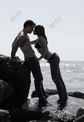 海边情侣图片