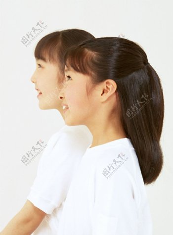 两个灿烂微笑的小女孩小姐妹图片