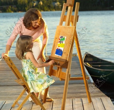 湖边绘画的母女图片