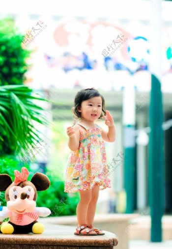 卷毛小公主2周岁照图片