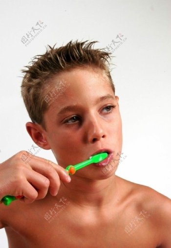 男孩刷牙图片