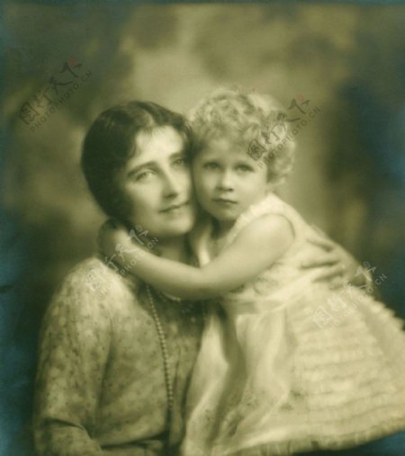 英国女王与母亲在一起图片