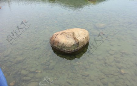 水中石头