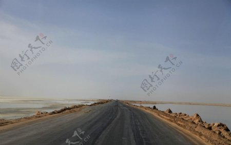 新藏公路盐碱地