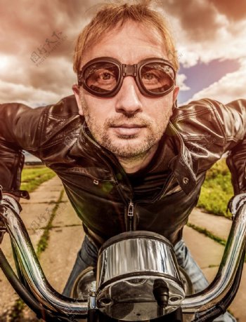 骑摩托的男子