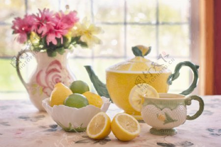柠檬茶茶器与插花