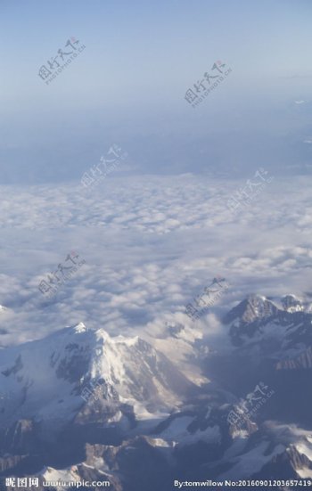 飞机俯瞰西藏雪山