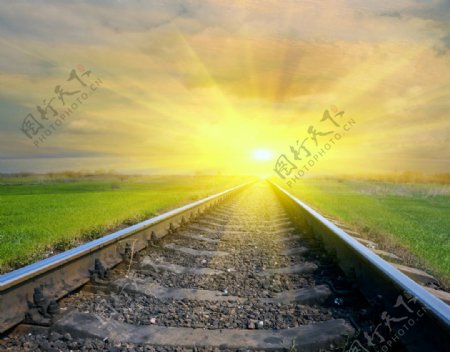 阳光照耀下的铁路