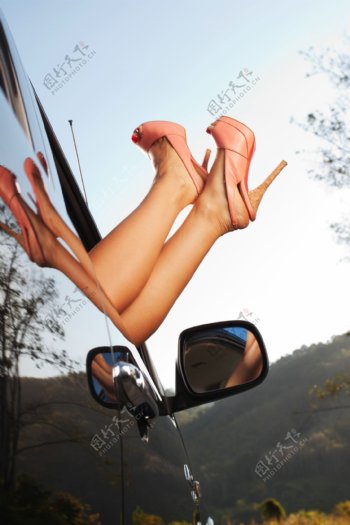 伸出车窗外的女人脚图片