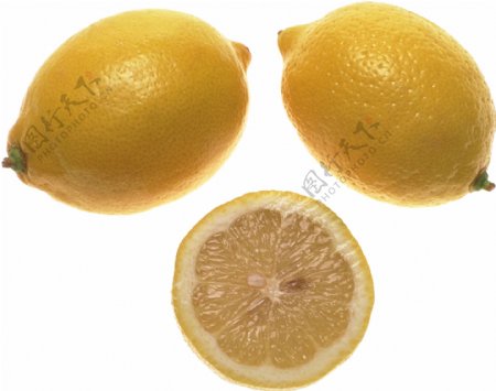 两个柠檬和一个切开的柠檬图片