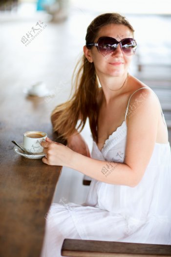 喝咖啡的休闲美女图片
