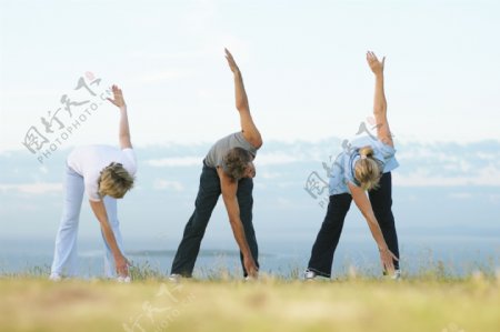 草地上锻炼身体的外国人图片