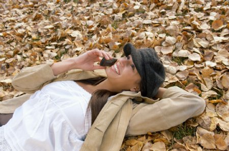 躺在在草地上接电话的美女图片
