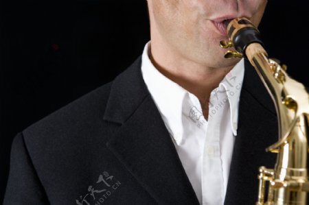 吹乐器的男人嘴部图片
