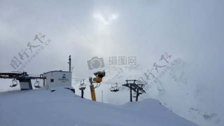 雪山上的监测站