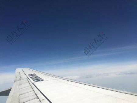 高空中飞机尾翼图片
