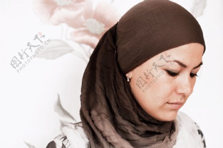 低头表情严肃的阿拉伯女人图片