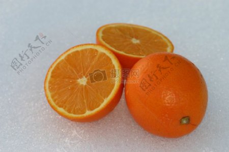 白色桌面上的橙子
