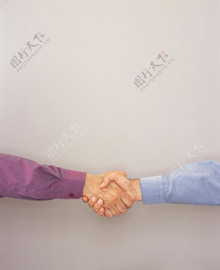 诚信合作握手手势图片