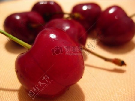 鲜红透亮的水果