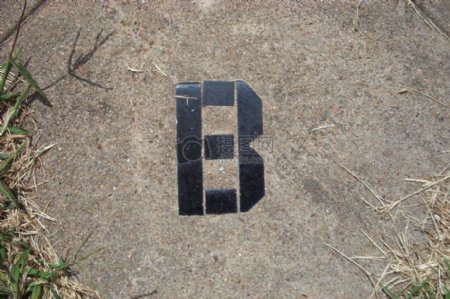 字母B在瓷砖