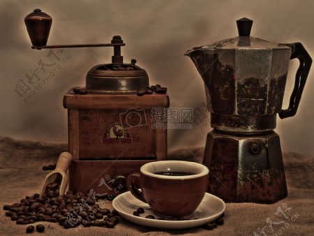 咖啡杯和研磨机
