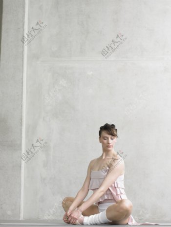 打坐的外国舞蹈女性演员图片
