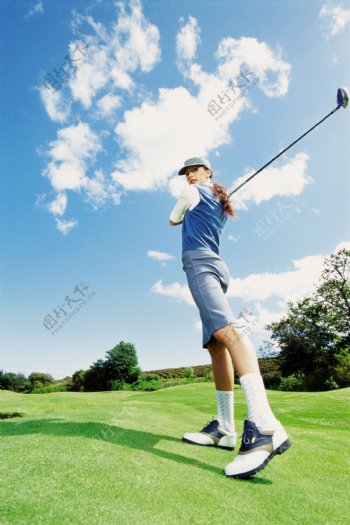挥高尔夫球杆的女人图片