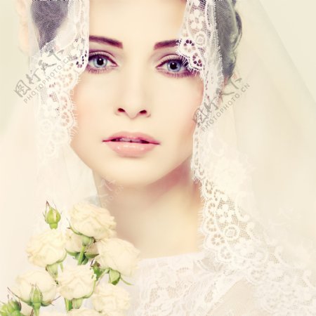 美丽新娘与白色花朵图片