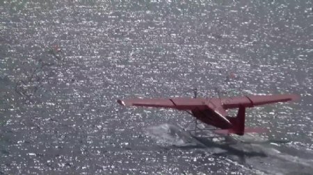 河面上飞行的飞机视频