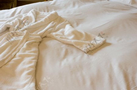 酒店里的白色纯棉睡衣图片