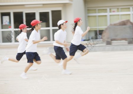 跑步的小学生图片