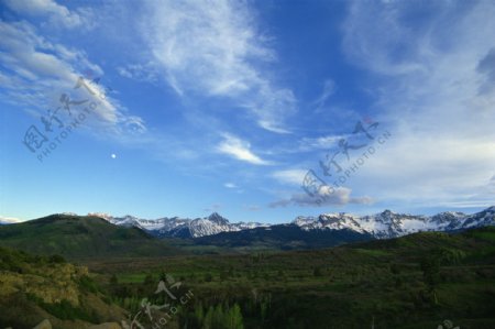 蓝天下的高原风景图片