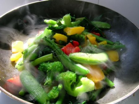 冒热气的蔬菜