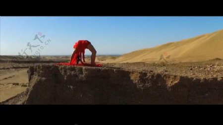 沙漠瑜伽人物视频素材