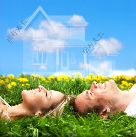 躺在草地上的夫妻