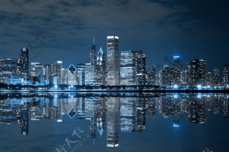 水边夜晚的城市灯光和倒影图片