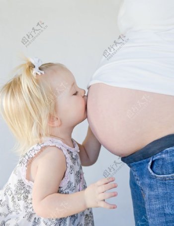 外国婴儿亲吻孕妇图片