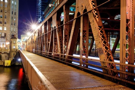 钢铁大桥侧面夜景图片