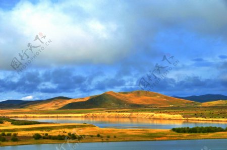 草原湖泊风景图片