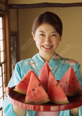 端着西瓜的日本美女图片