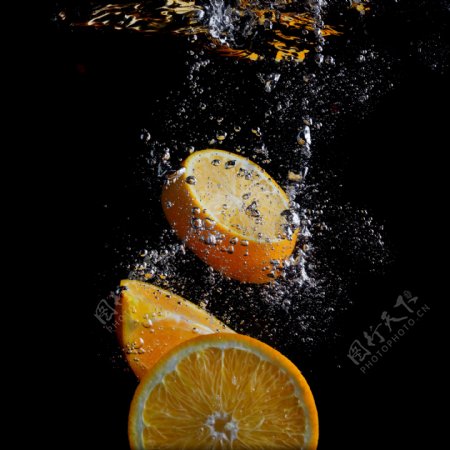掉进水里在的橙子图片